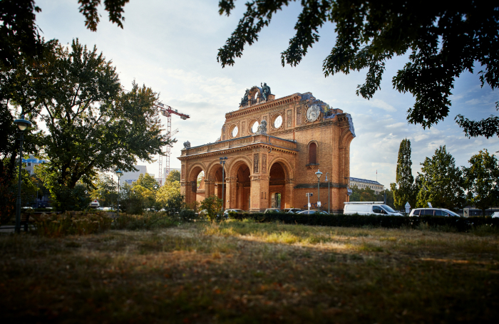 The last vestige of the Anhalter Bahnhof: its entrance portico. Image Credit: STIFTUNG EXILMUSEUM BERLIN, FOTO: RENÉ ARNOLD