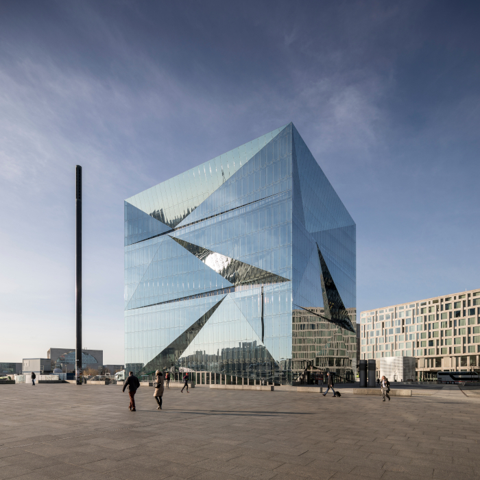 The building’s triangular cuts presage a highly energy-efficient office block that completes the Washingtonplatz master plan