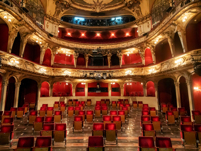 The socially distanced seating in the Berliner Ensemble’s Theater am Schiffbauerdamm. Image Credit: MORITZ HAASE