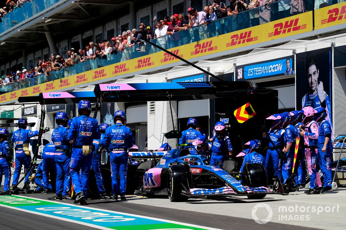 Esteban Ocon, Alpine A522, makes a pitstop